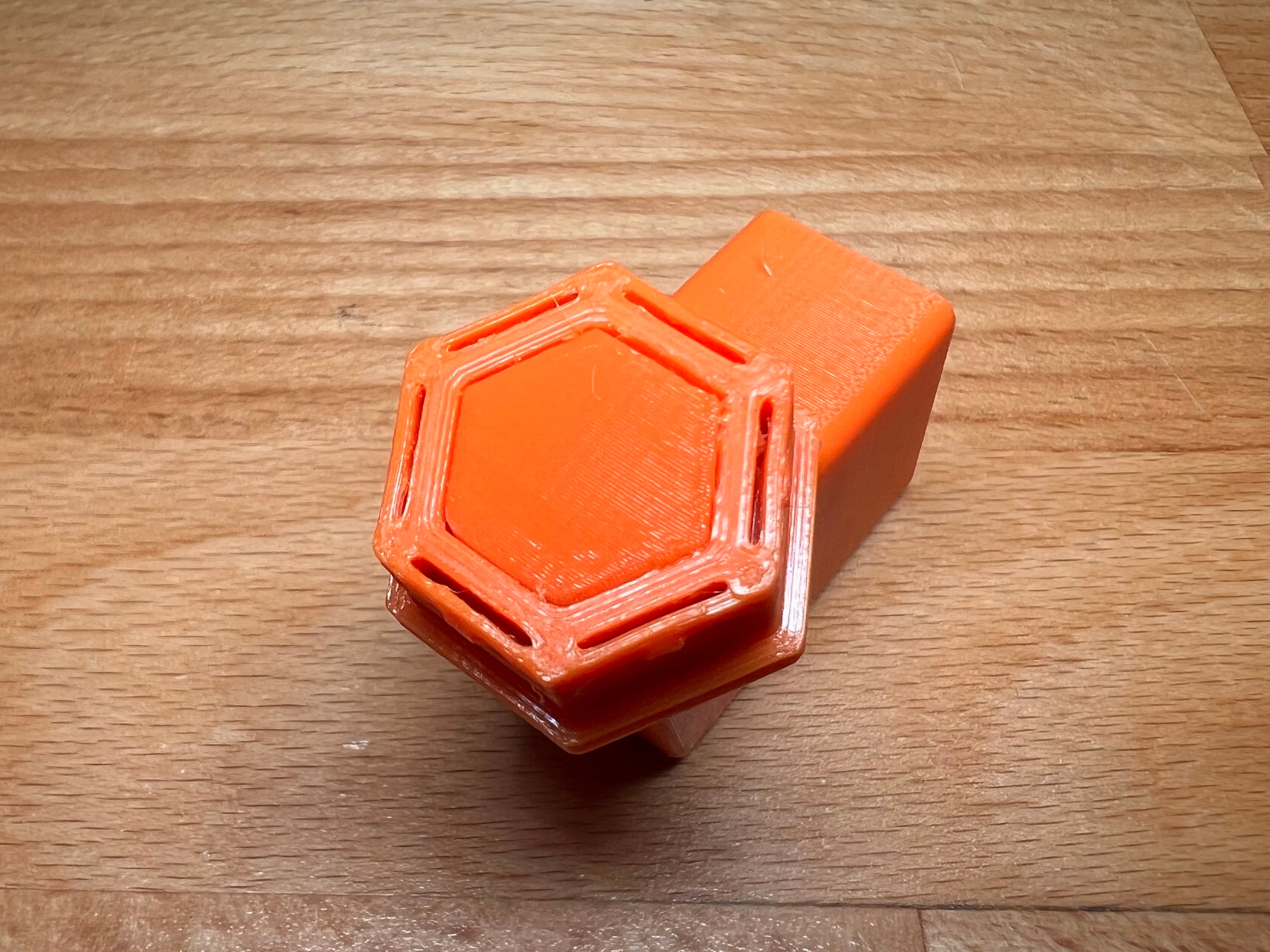 Honeycomb storage wall, Ellix cutter knife holder