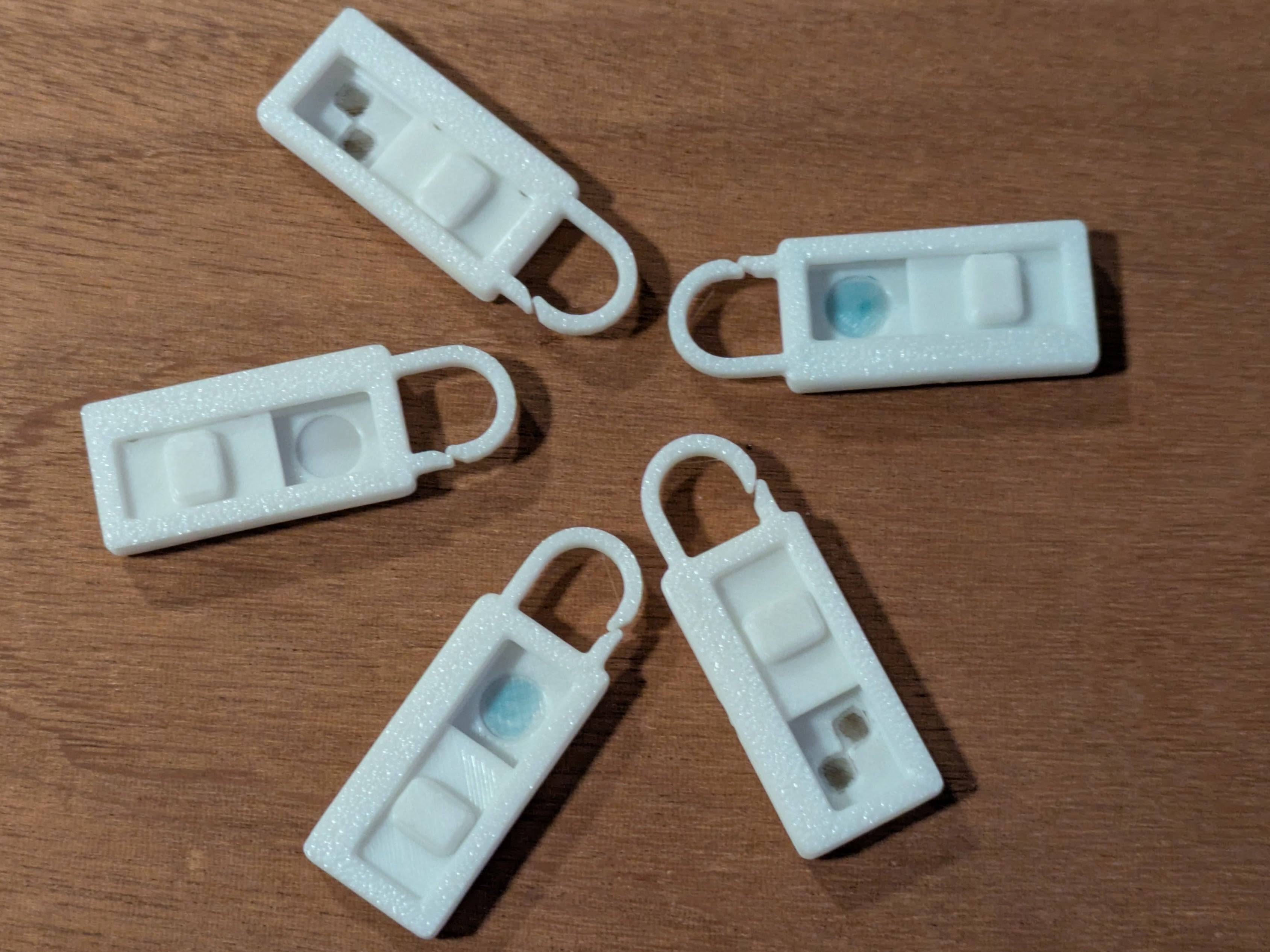 Clip-on clean/dirty toggle (laundry/packing cubes)