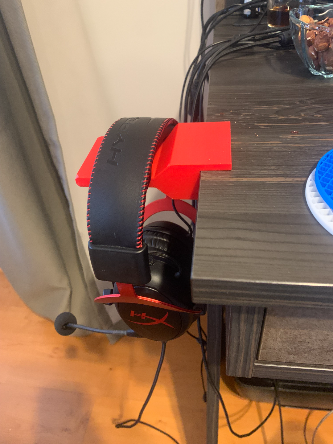 Headphone stand for 1.5 cm x 2 cm table compact