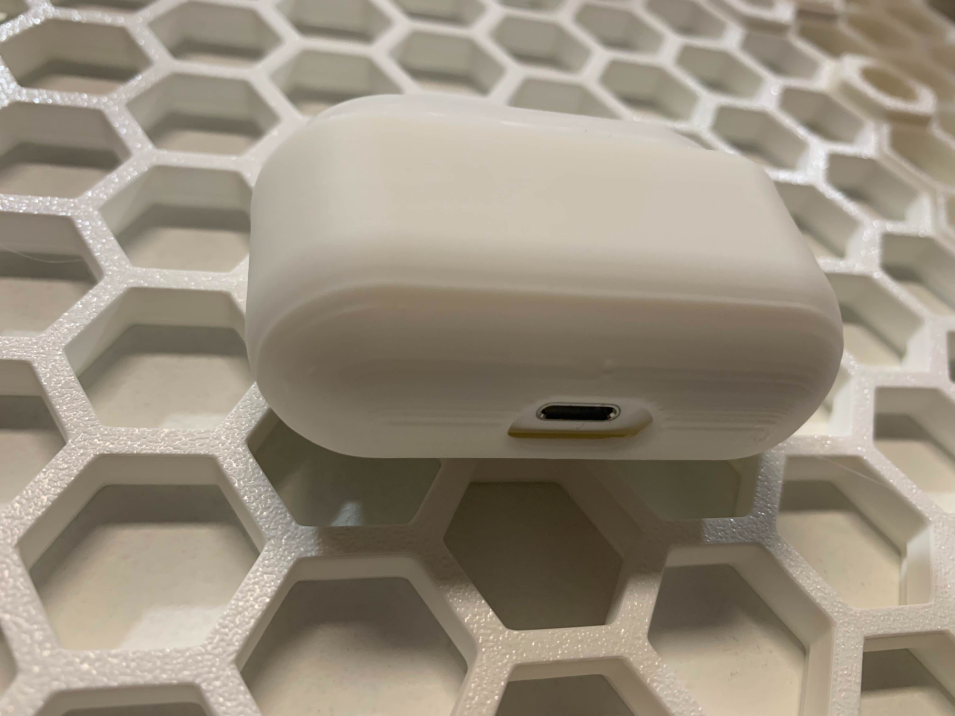 AirPods Pro holder - HSW (honeycomb storage wall)