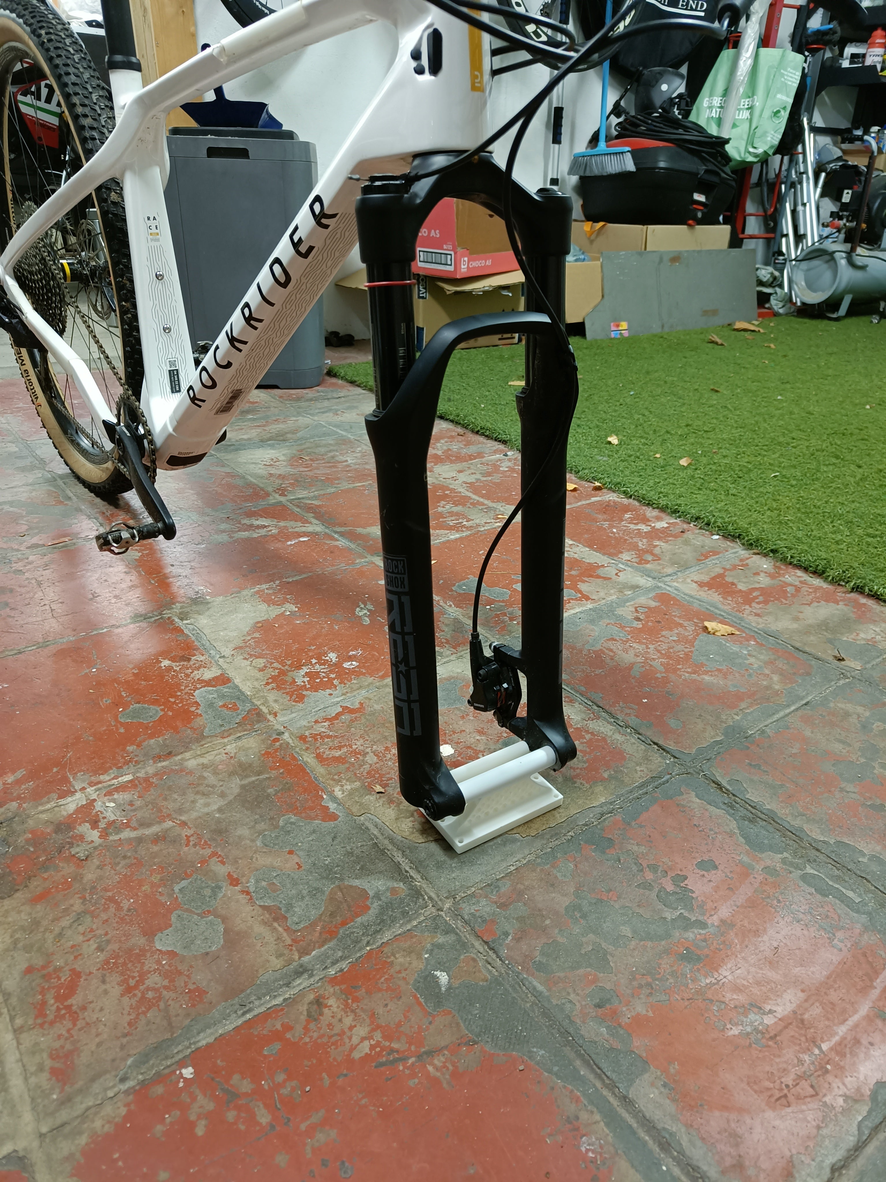 Thru axle mount for road bike and mountainbike