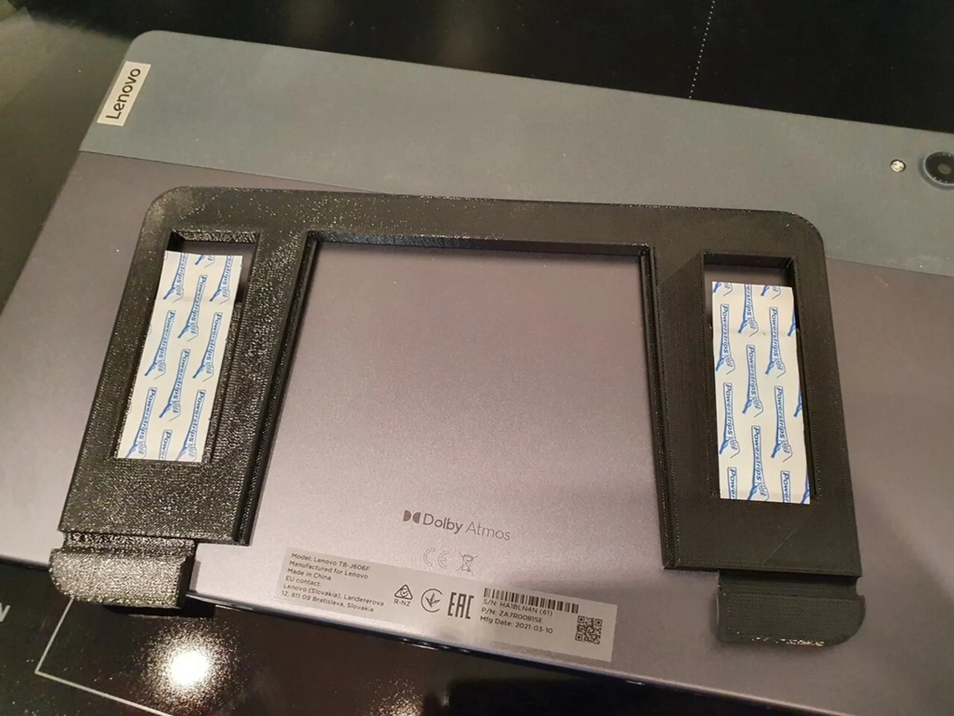 Floating tablet wall mount with charger support