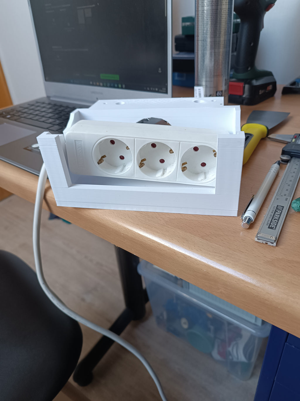 Schreibtisch Kabelbox mit Bohrungen