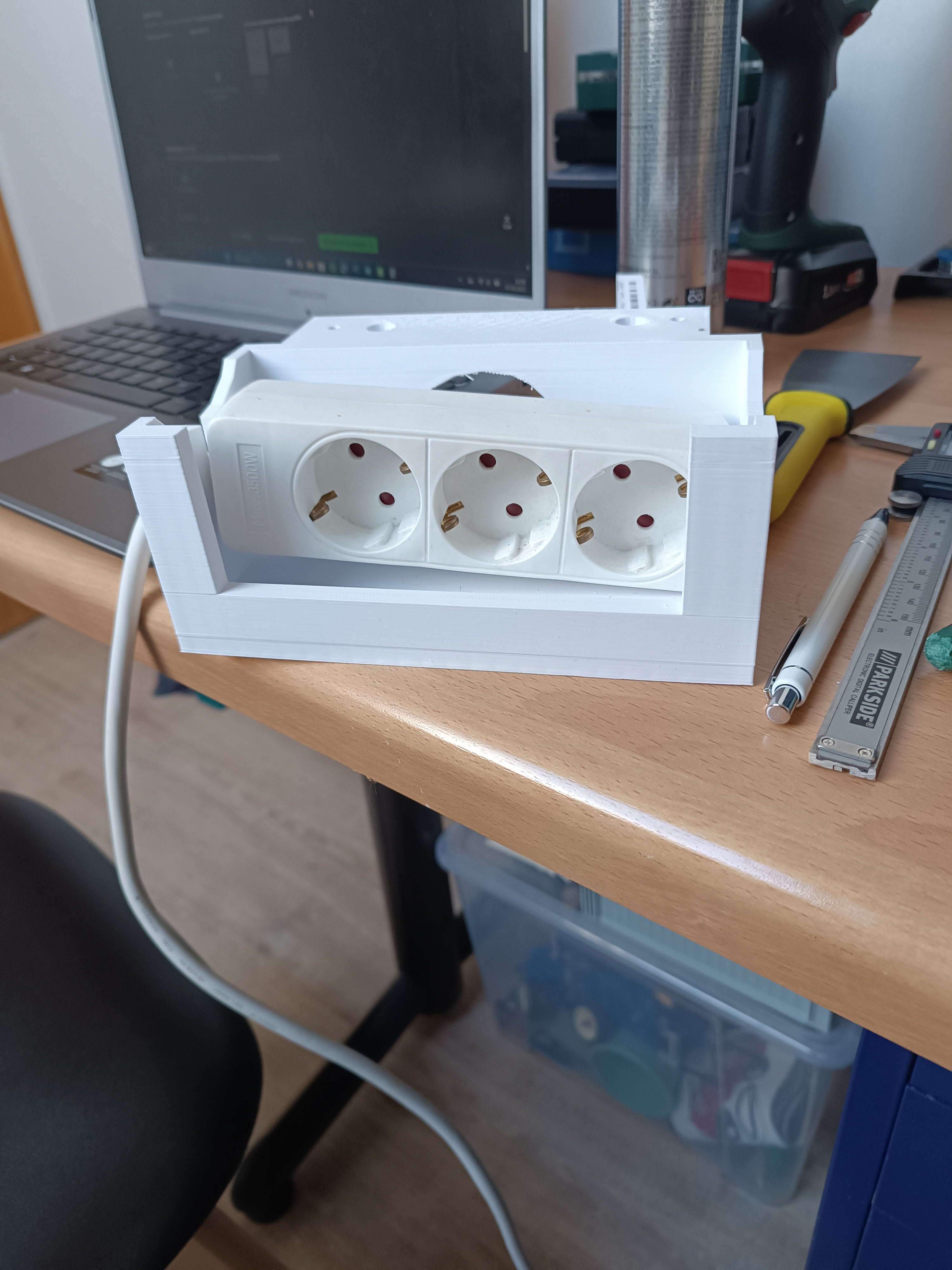 Schreibtisch Kabelbox mit Bohrungen