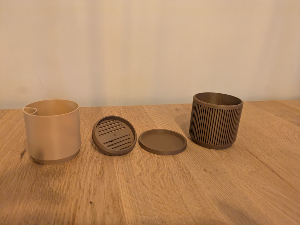 Modern planter pot + optional self watering.