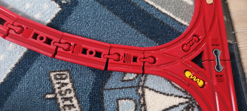 Infinity tracks - springy and hinged connectors