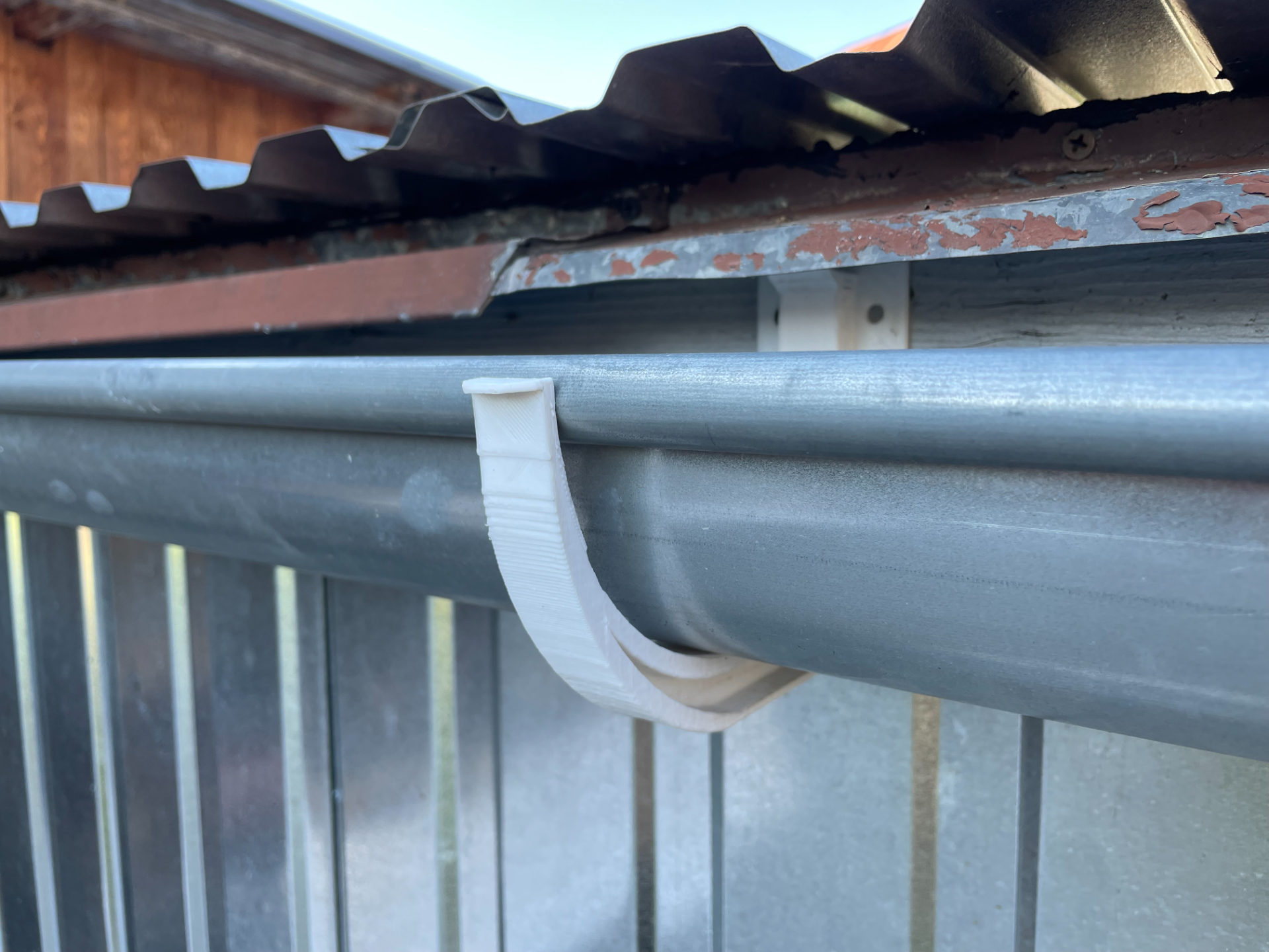 Gutter holder universal