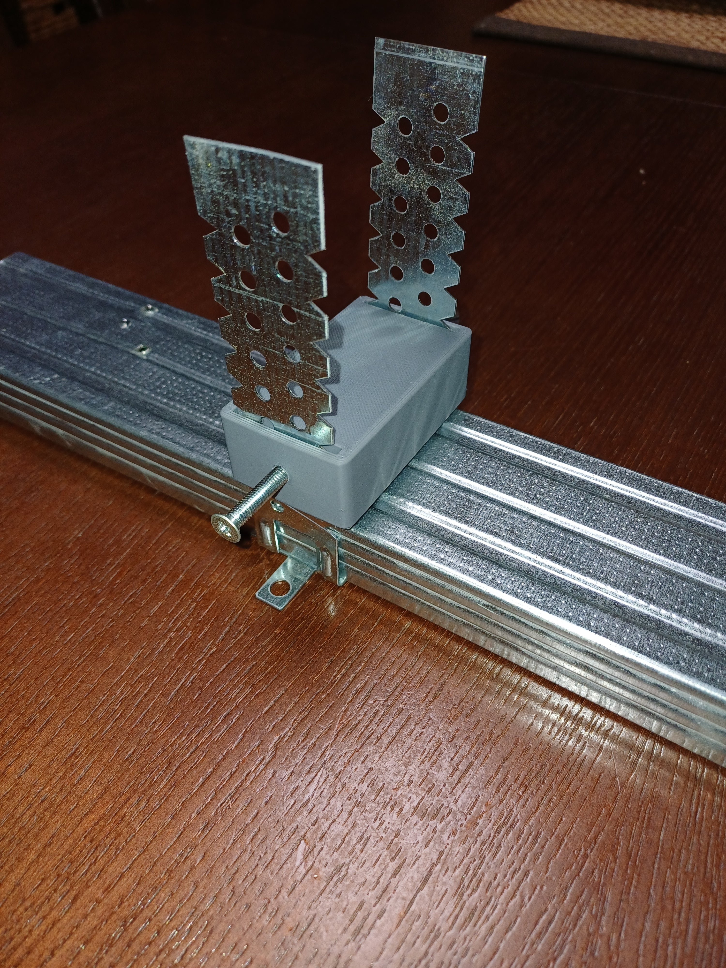 ,,Krab'' Metal profile mount holder