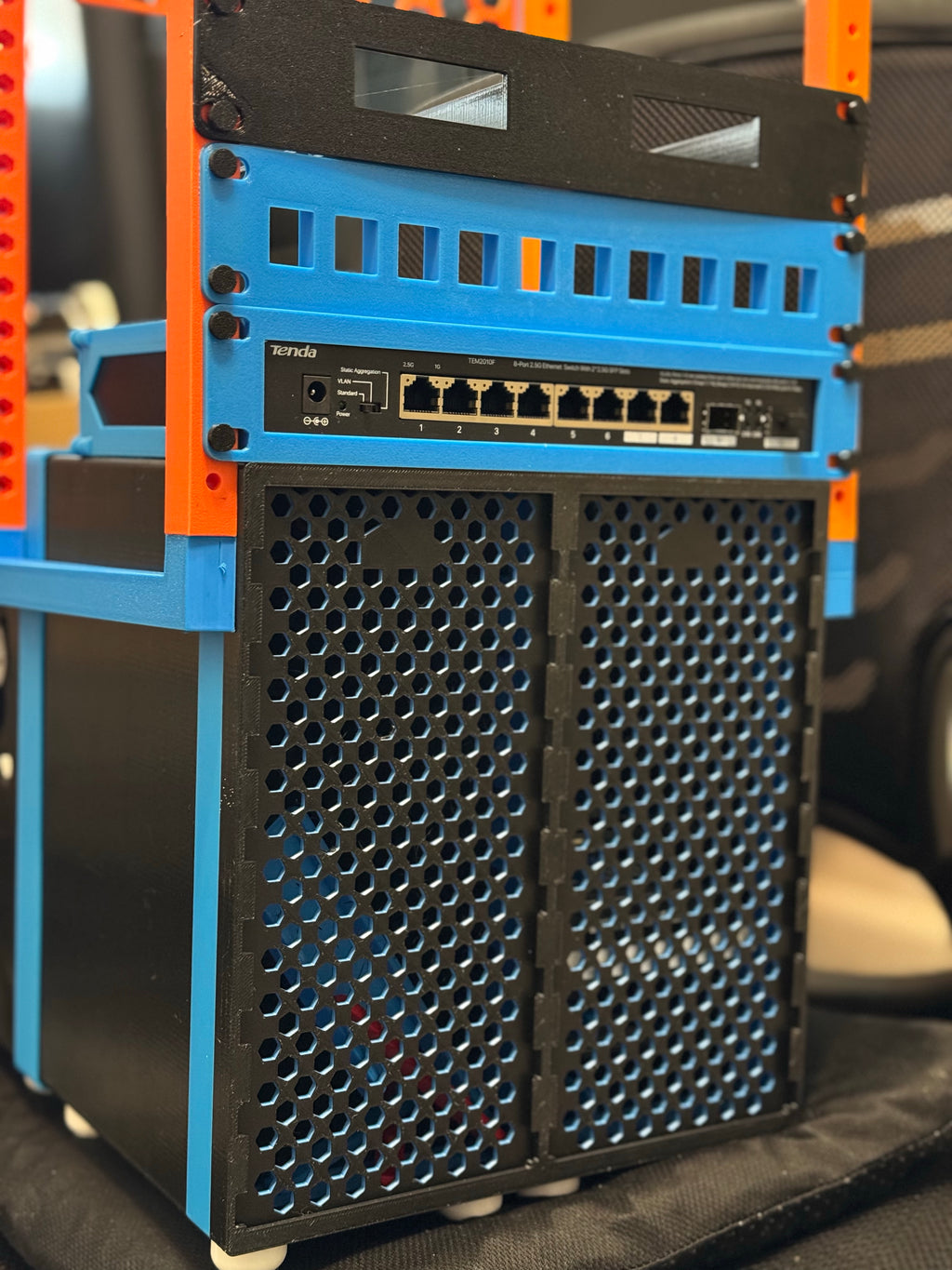 pillarmax - Open Source 16-bay NAS + 3.5" drives.