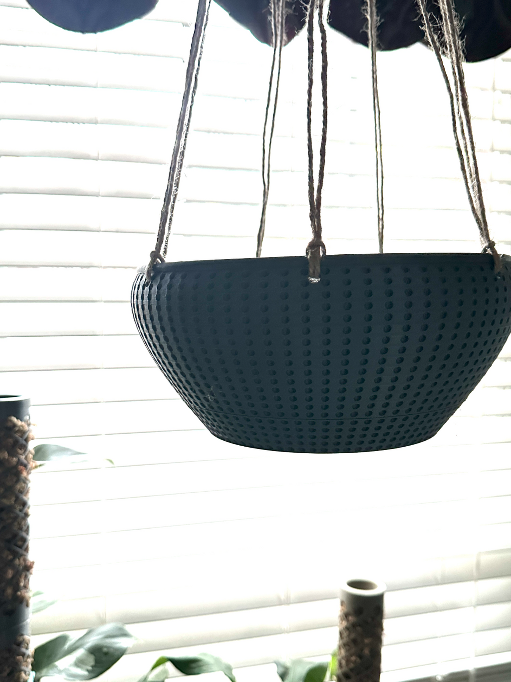 Hanging Planter with twist drip pan