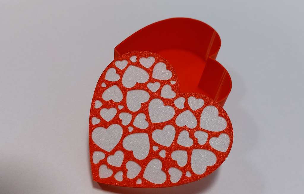 Heart-shaped gift box with lid