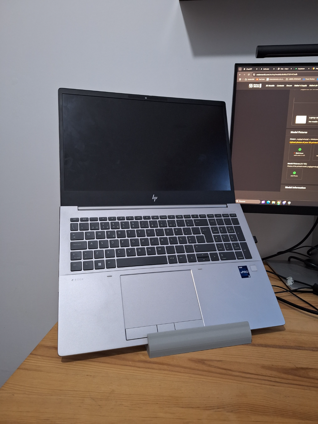 Laptop holder / laptop storage