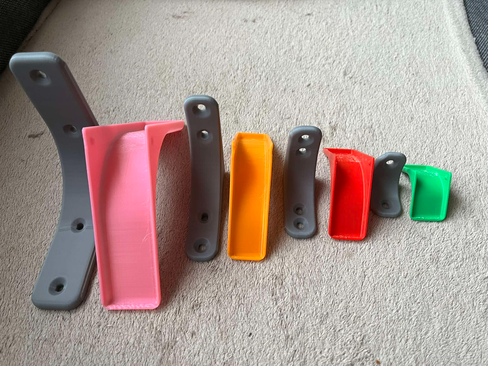 Brackets with covers, consoles with shelf covers