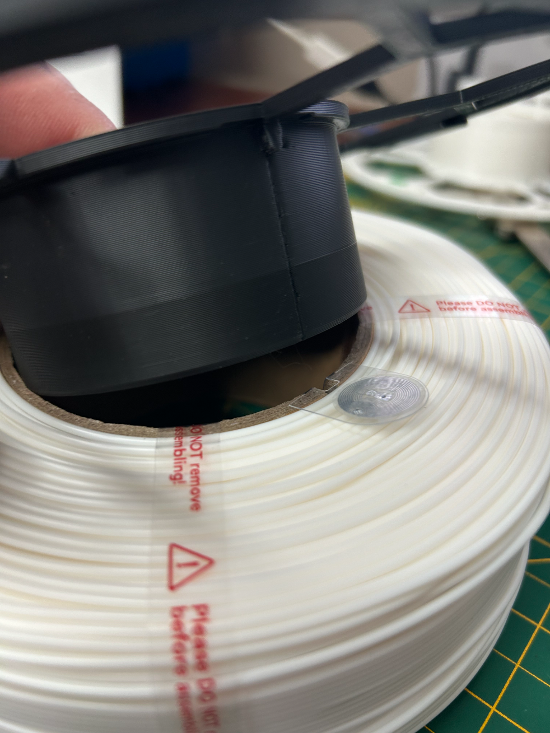 Bambu AND Ele:goo spool work with filament clip