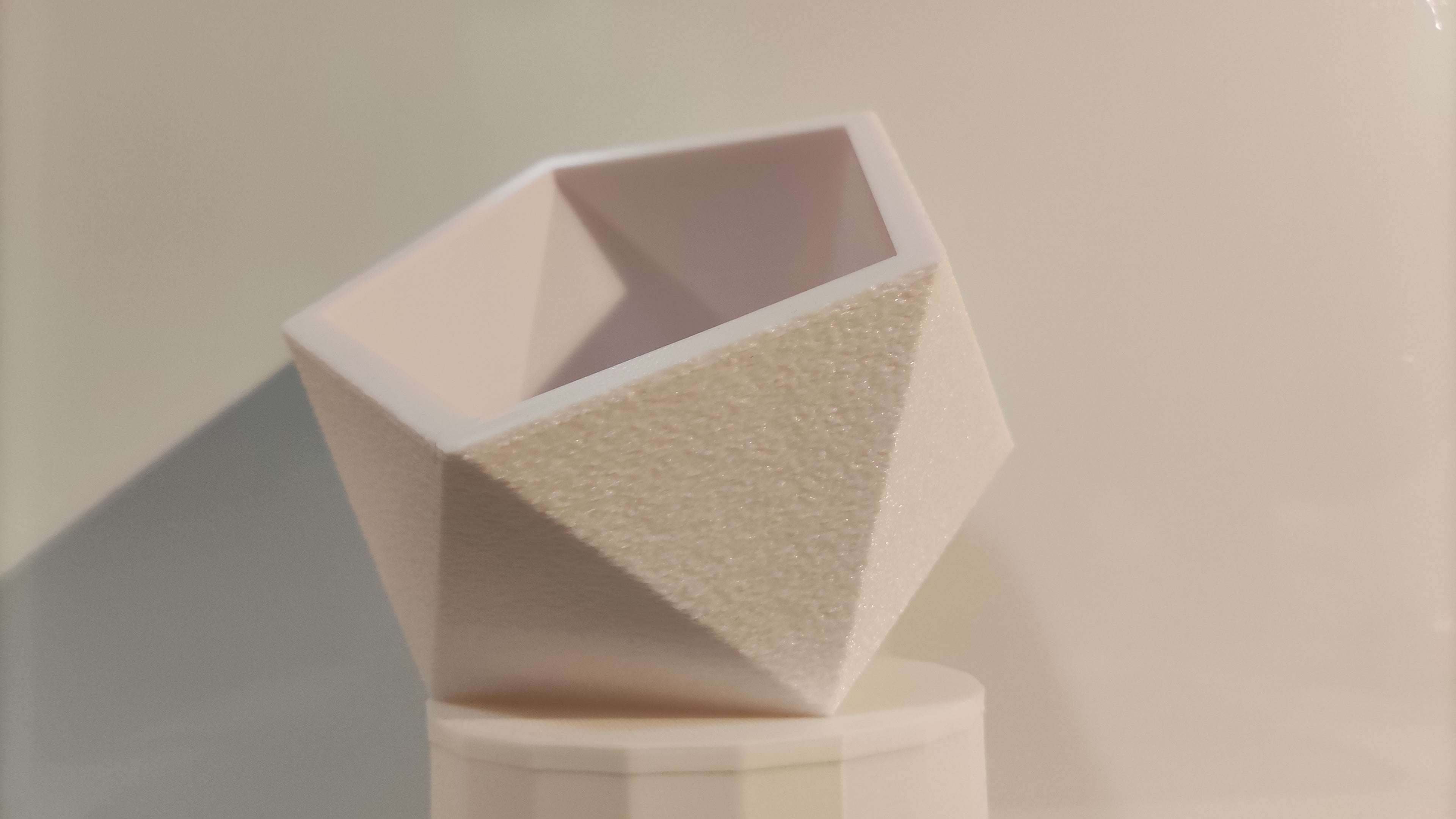 Icosahedron (d20) container
