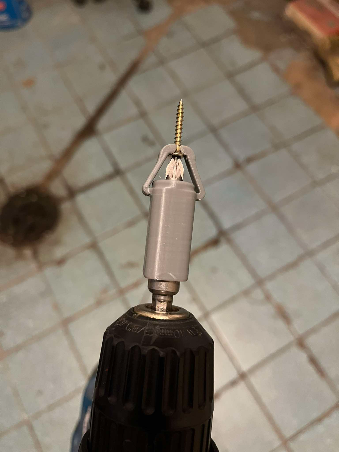 Screw holding device in the bit
