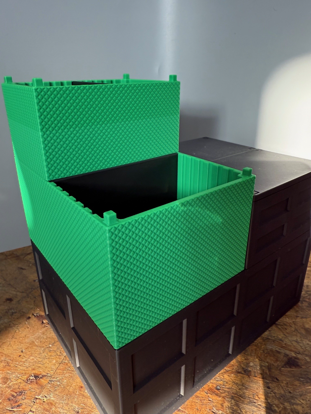 mittlere stapelbare Box V2 mit Struktur