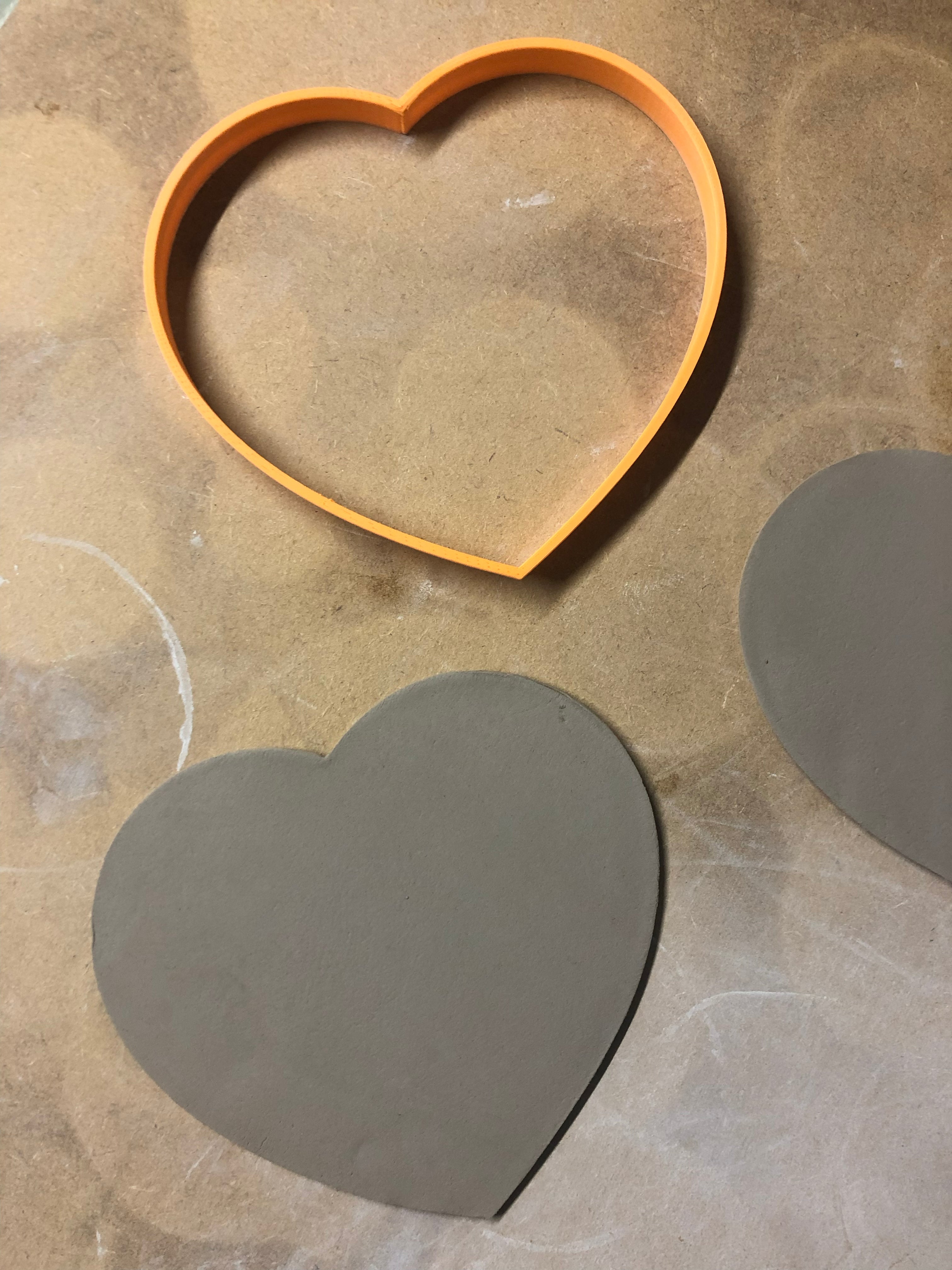 Cutter and mould for a heart-shaped clay plate