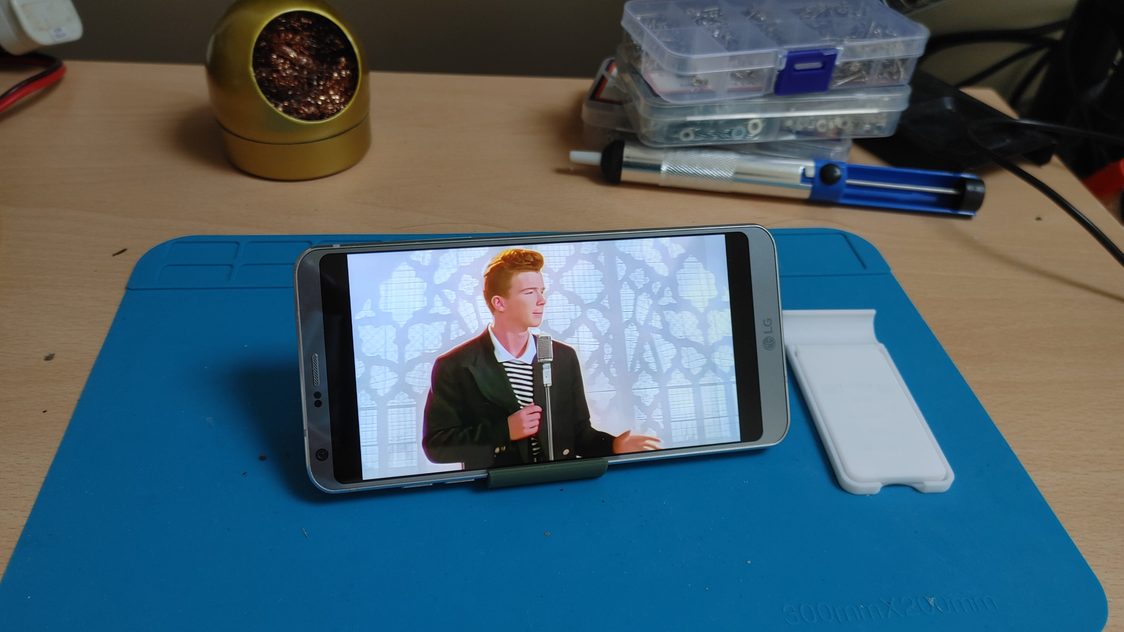 Adjustable Phone Stand (Print-in-place)
