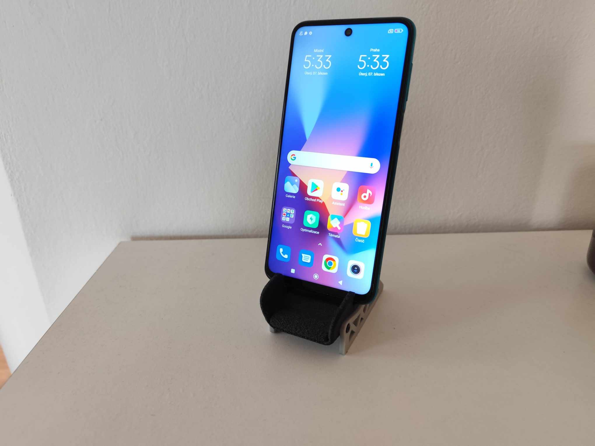 Racing seat phone stand