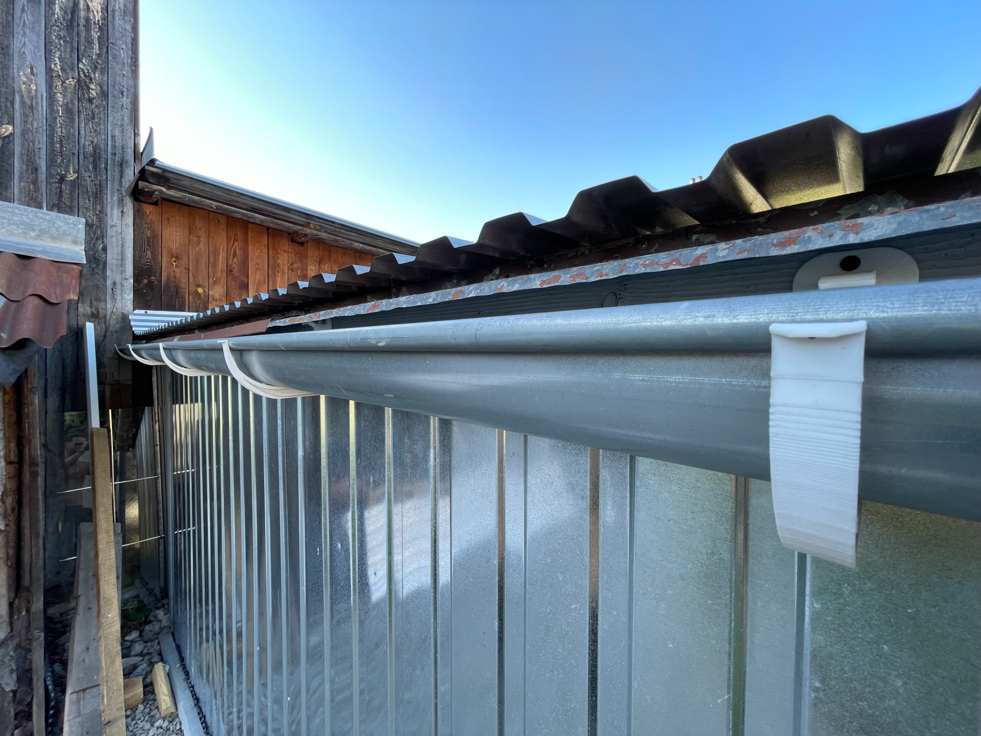 Gutter holder universal
