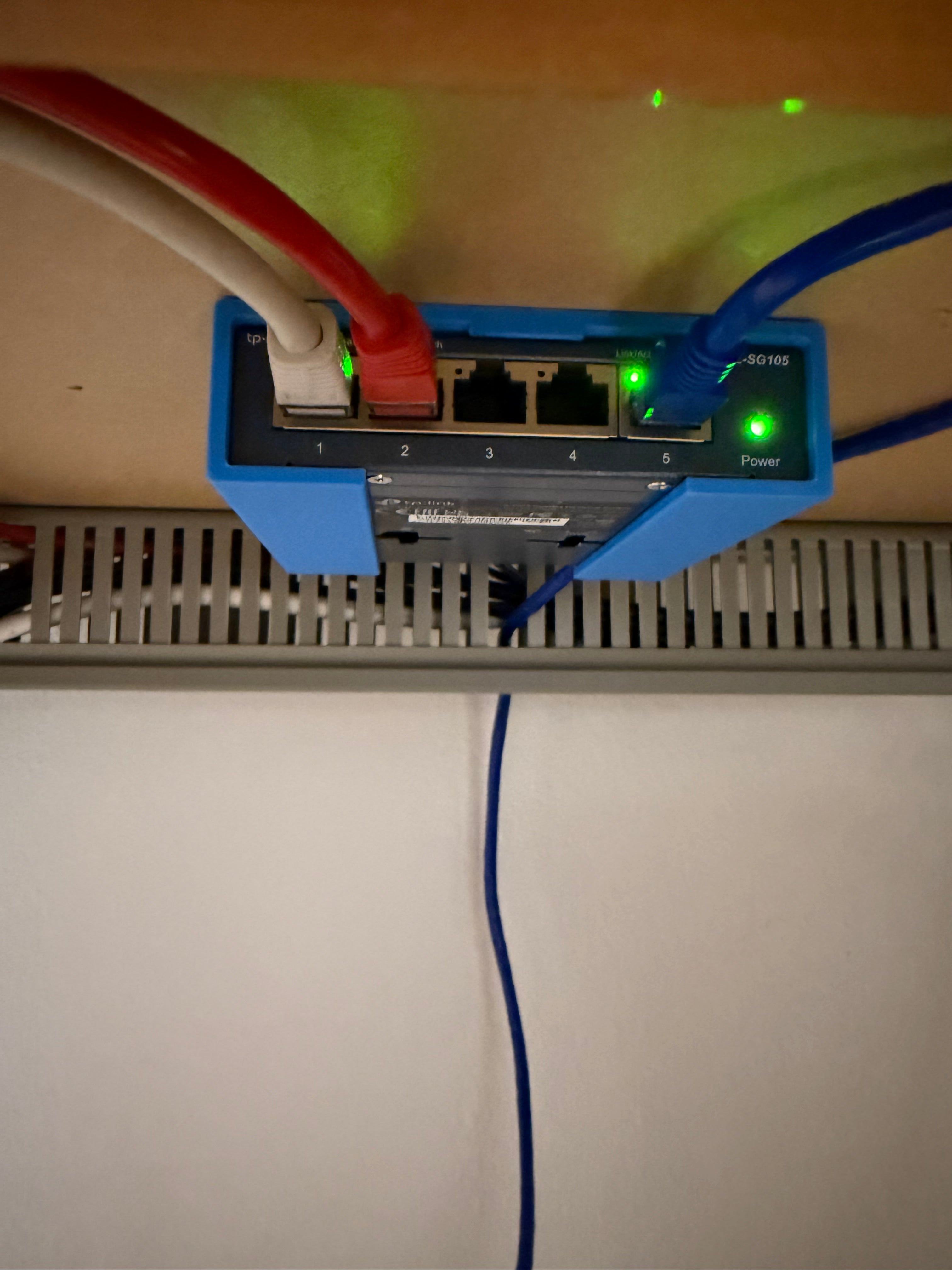 Wall mount TP-Link TL-SG105 5-Port LAN Switch