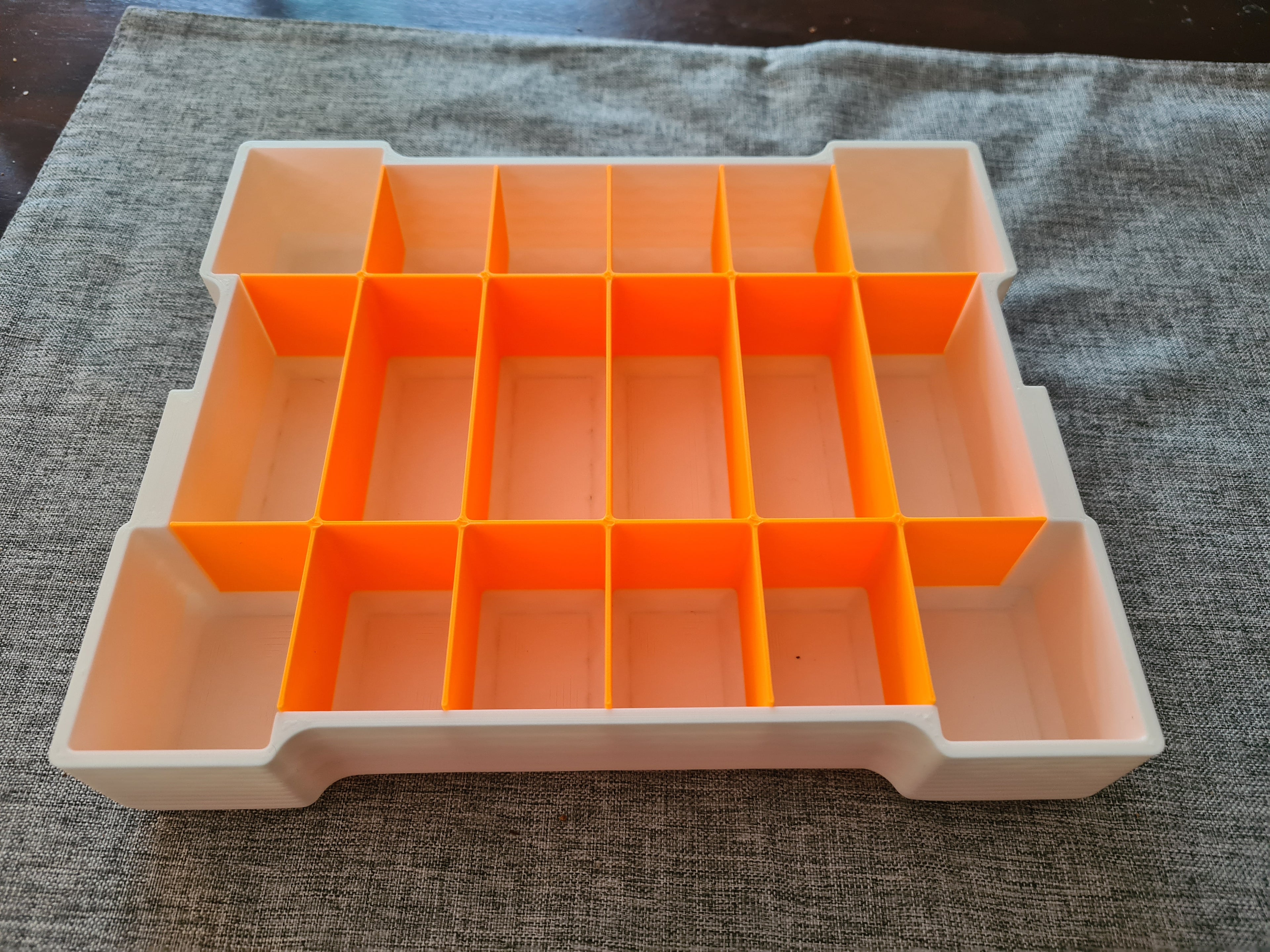 Stapelbare Sortierbox mit Deckel und Verriegelung