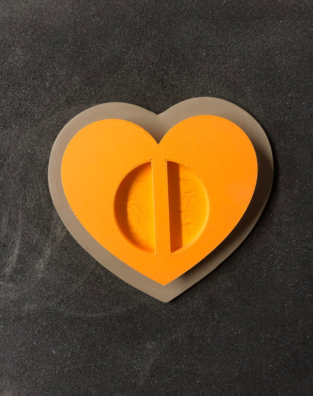 Cutter and mould for a heart-shaped clay plate