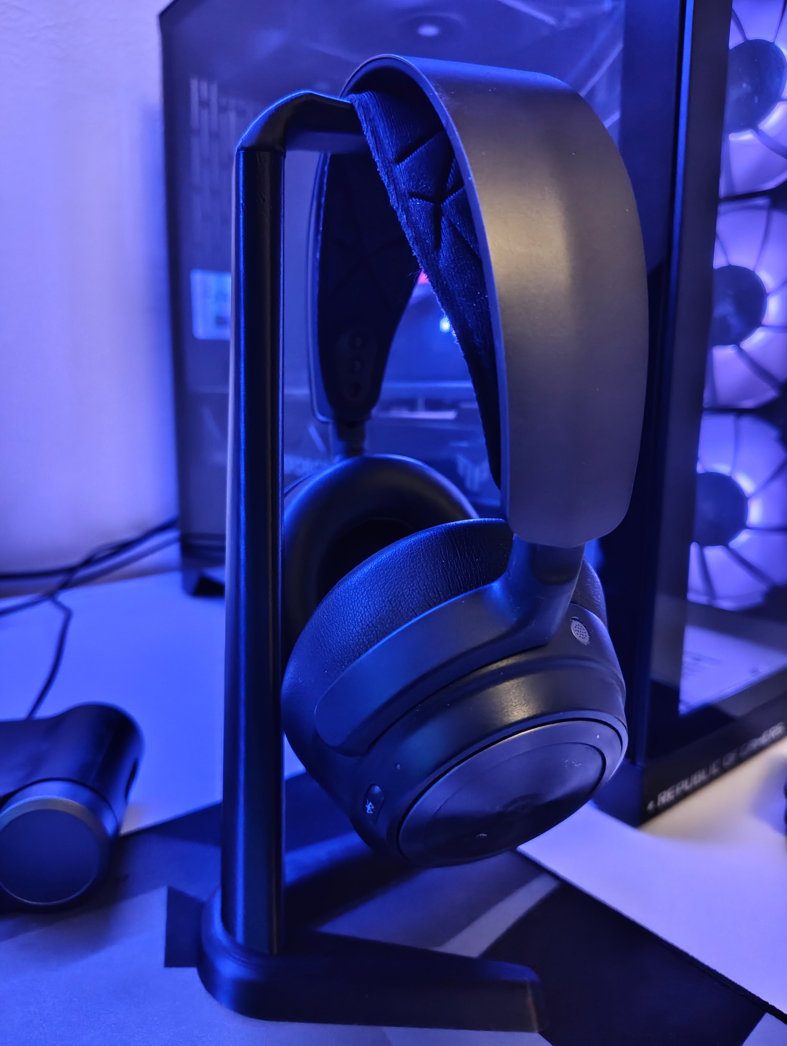 Slim end clean headphone stand