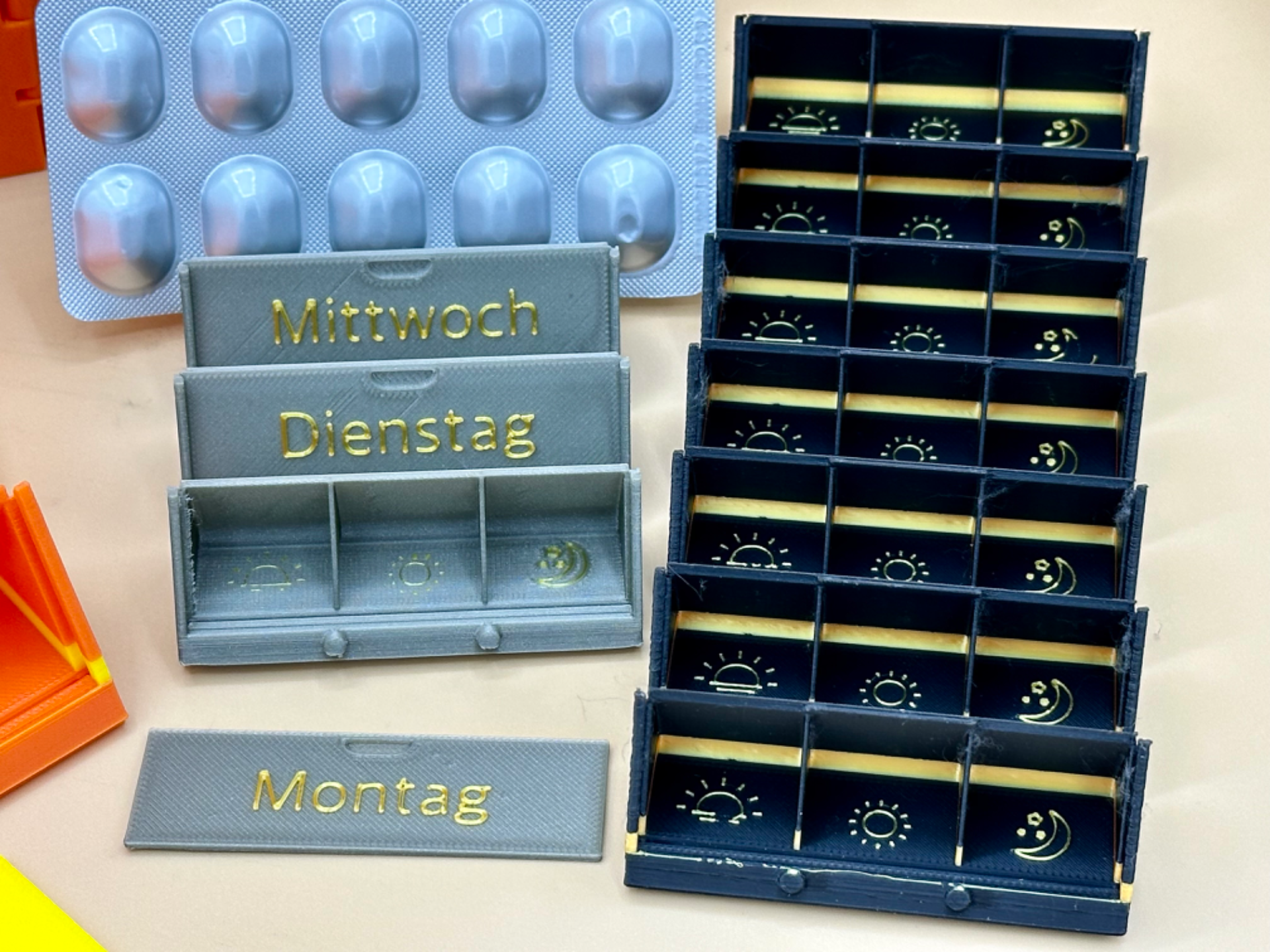 "Print-in-Place" Pill Box with Rollcontainer Design and Versatile Customization