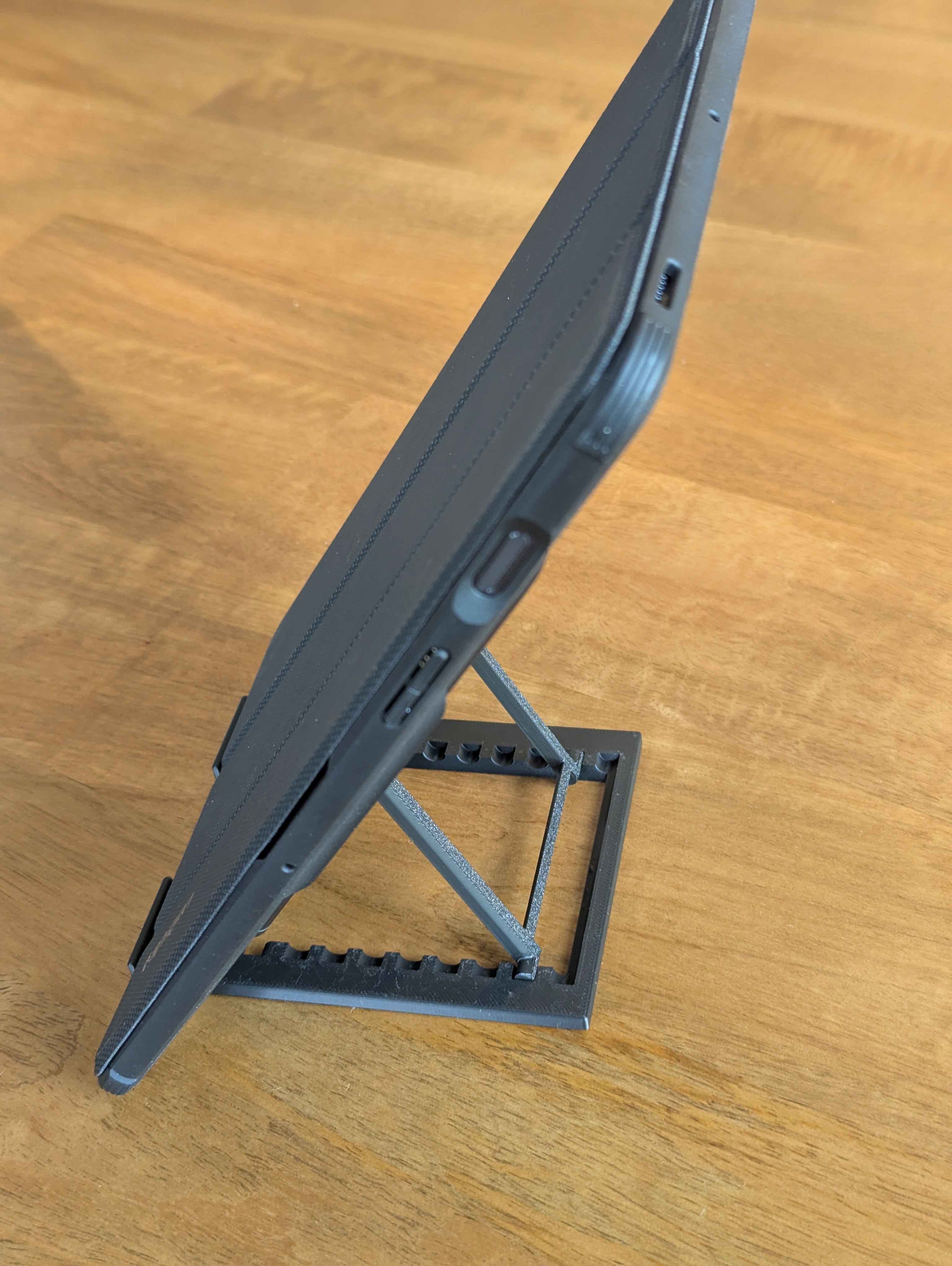 Foldable tablet stand (print in place)