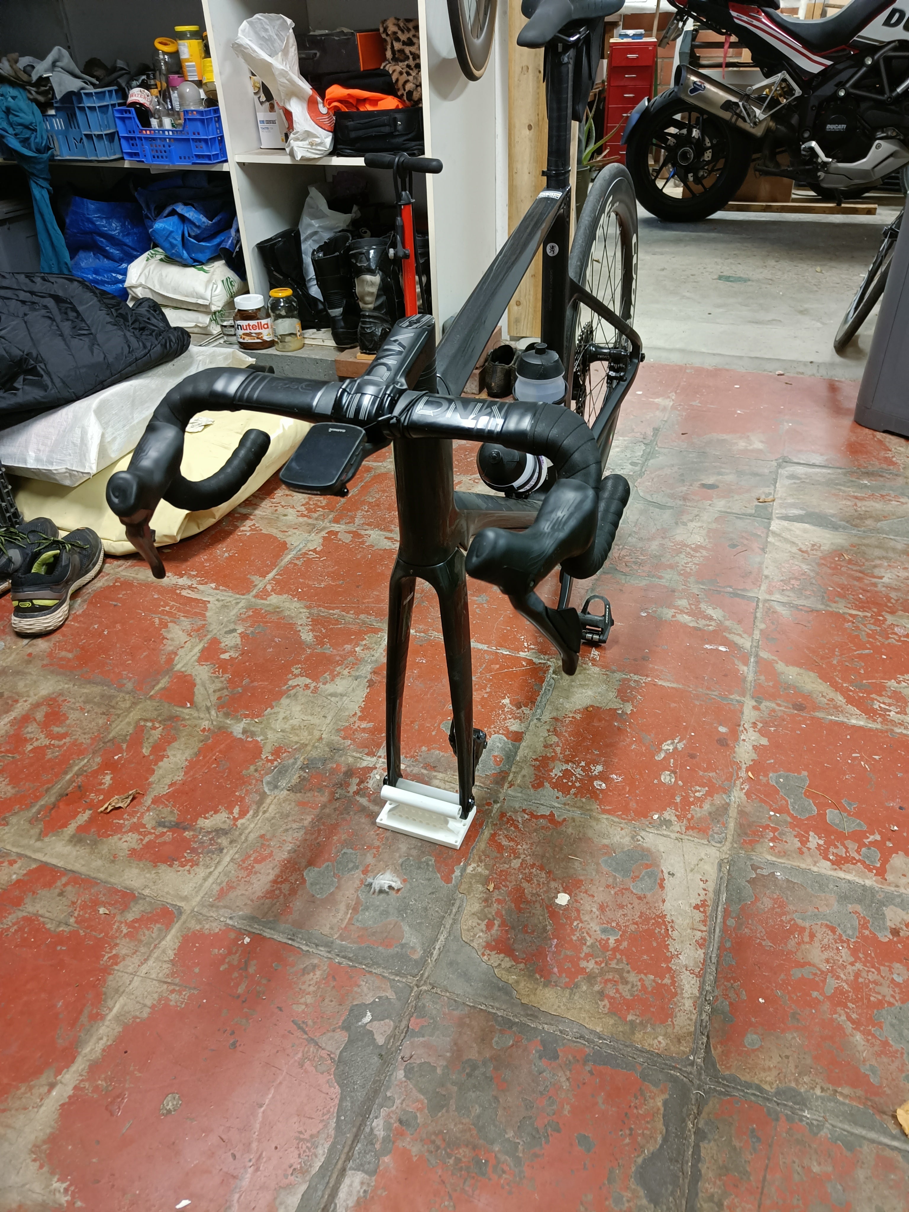 Thru axle mount for road bike and mountainbike