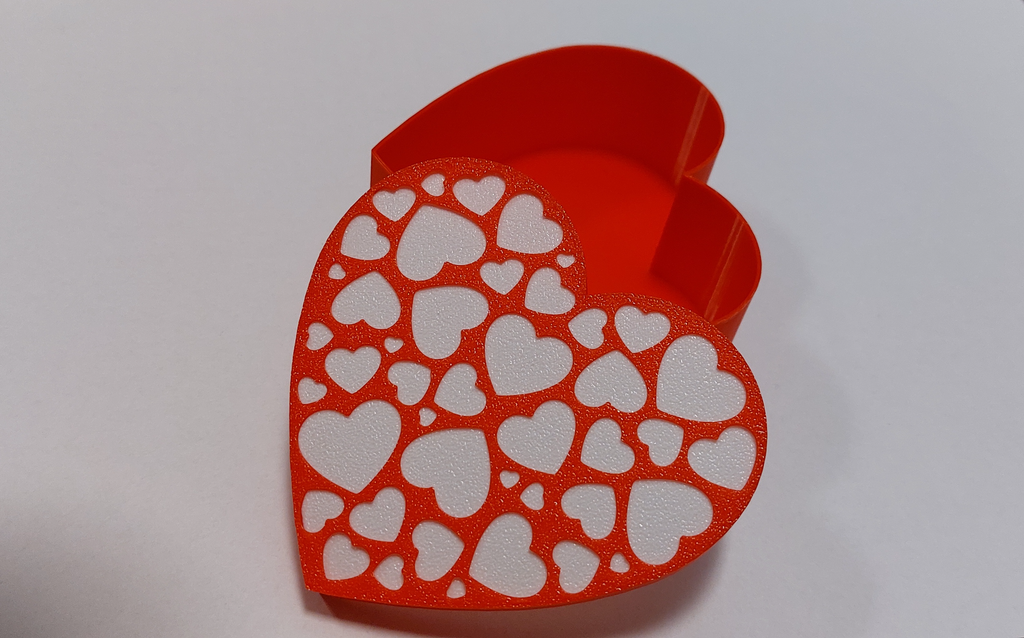 Heart-shaped gift box with lid