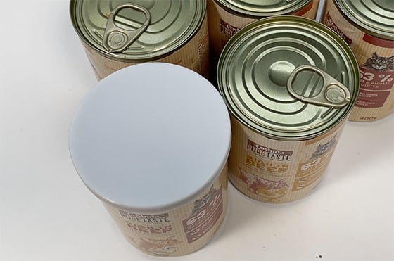 The can lid keeps the cat food fresh