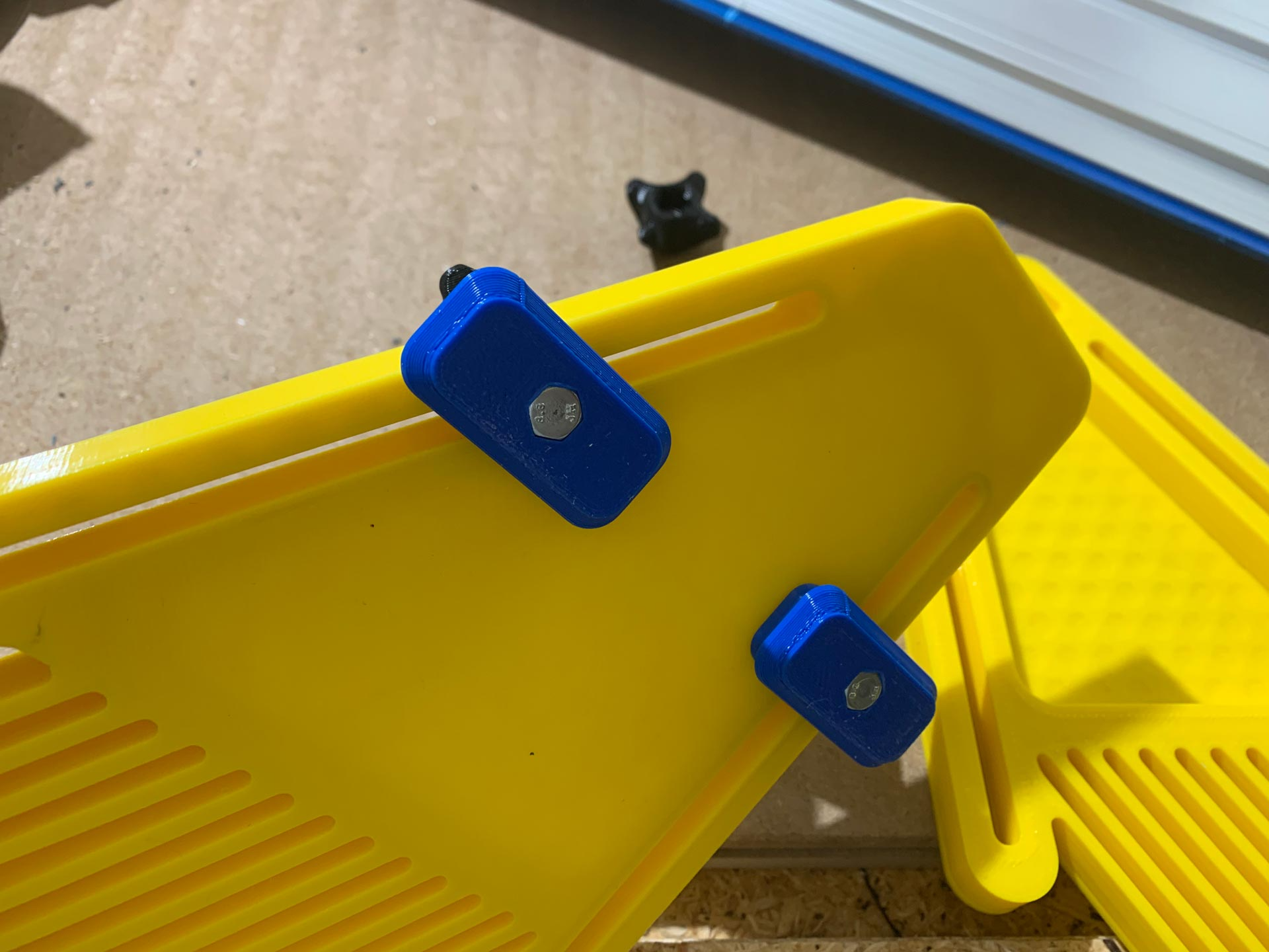 Featherboard for woodworking, no supports needed, with M5 & M6 options for knobs & track slides