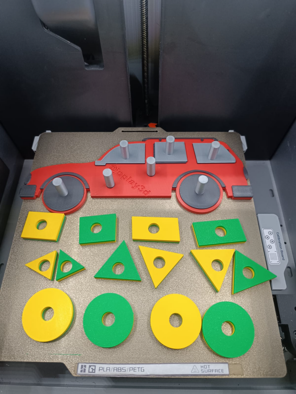 CARRO PEDAGÓGICO COM FORMAS GEOMÉTRICAS AUTISTA