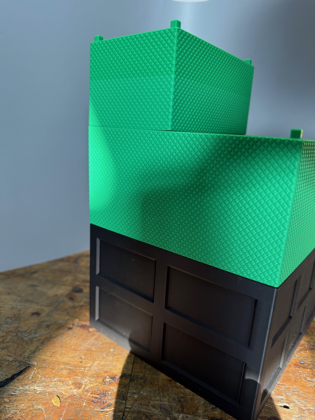 mittlere stapelbare Box V2 mit Struktur