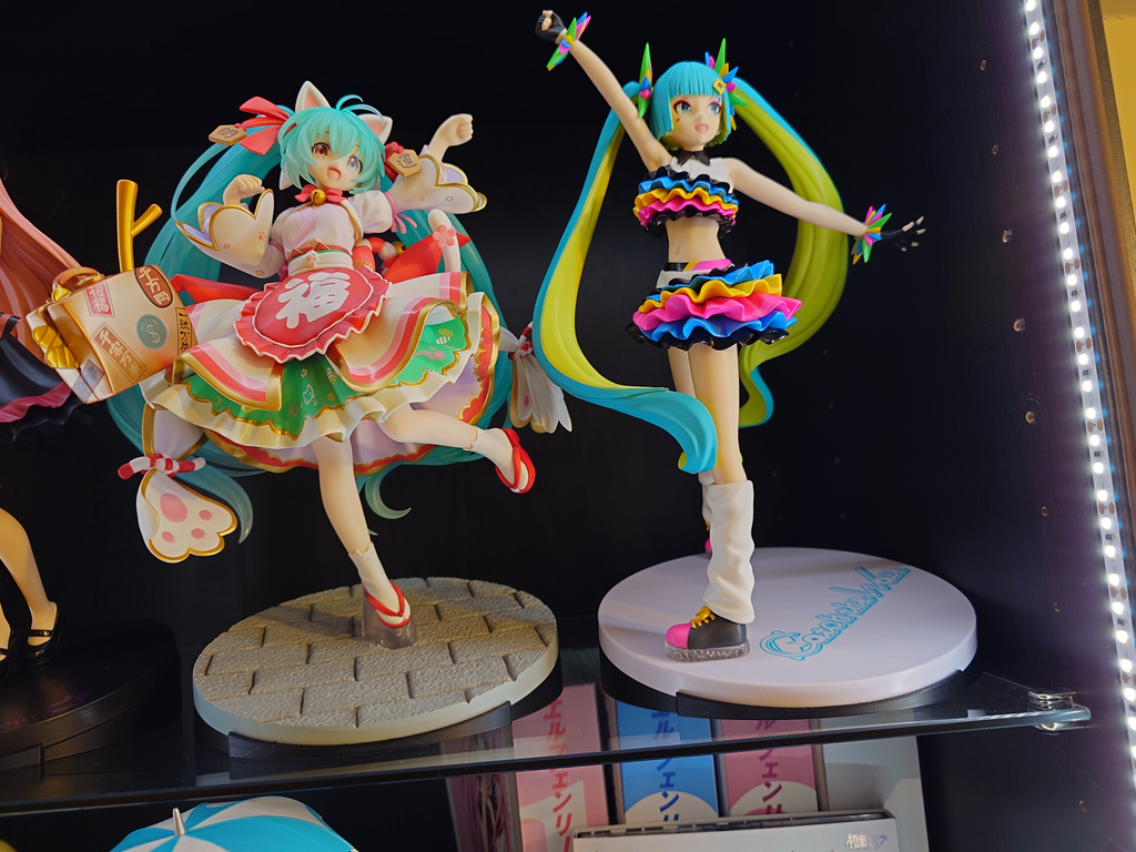 Simple angled figurine stand (15 degrees)