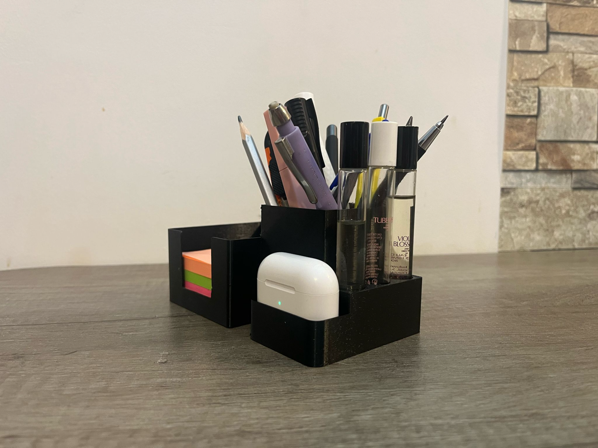 Desk organizer: sticky notes, airpods and more
