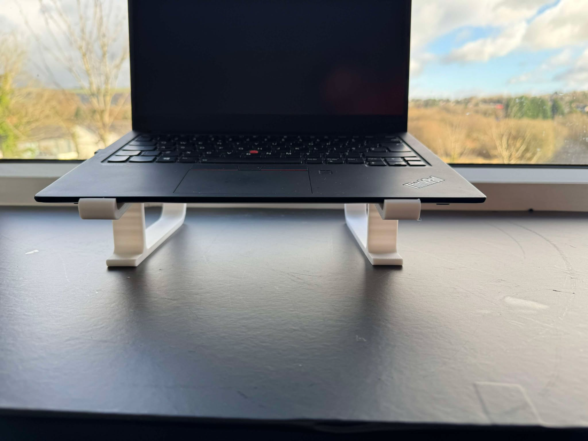 Minimalistic Laptop Riser -No Need For Supports