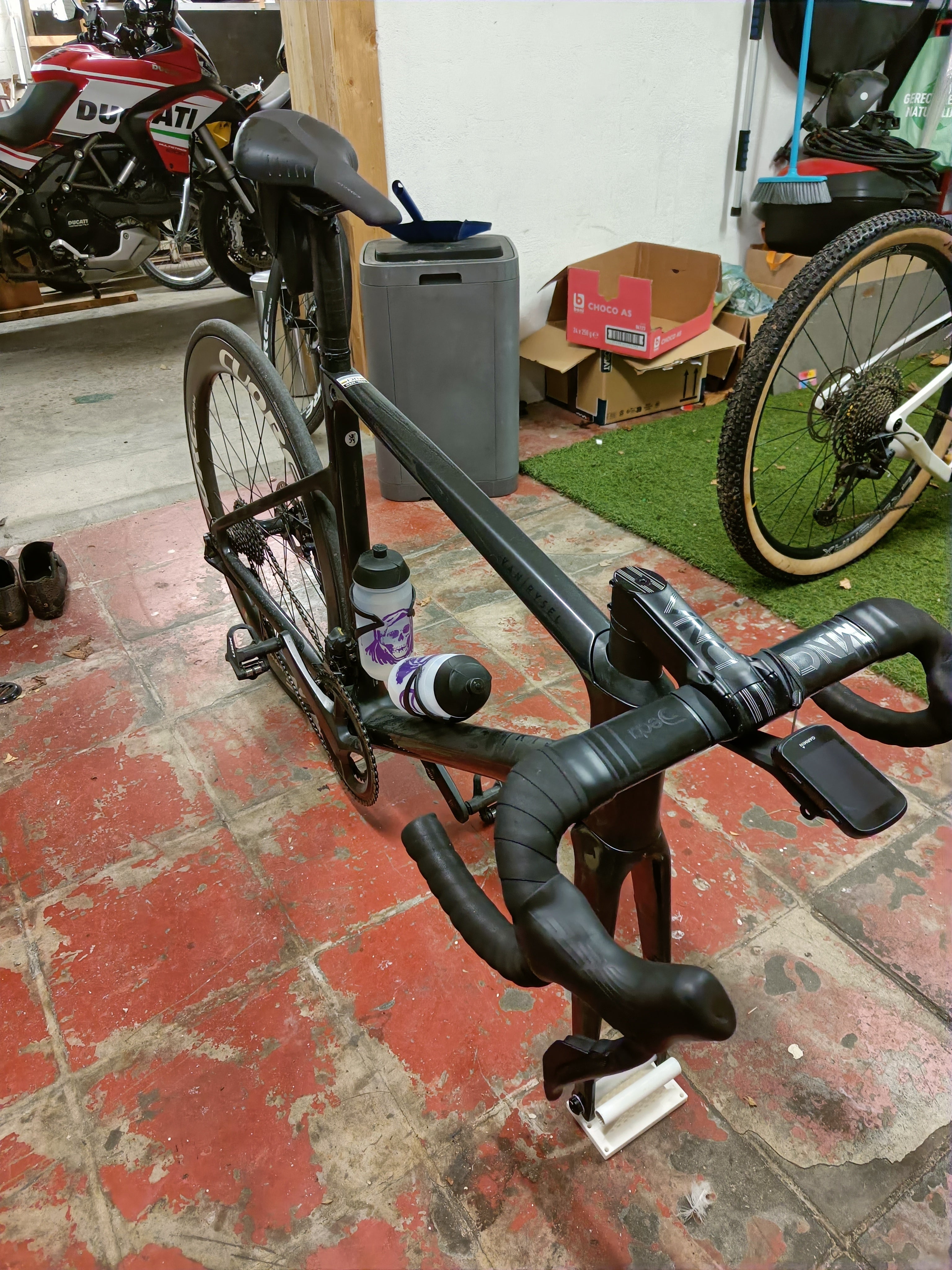 Thru axle mount for road bike and mountainbike