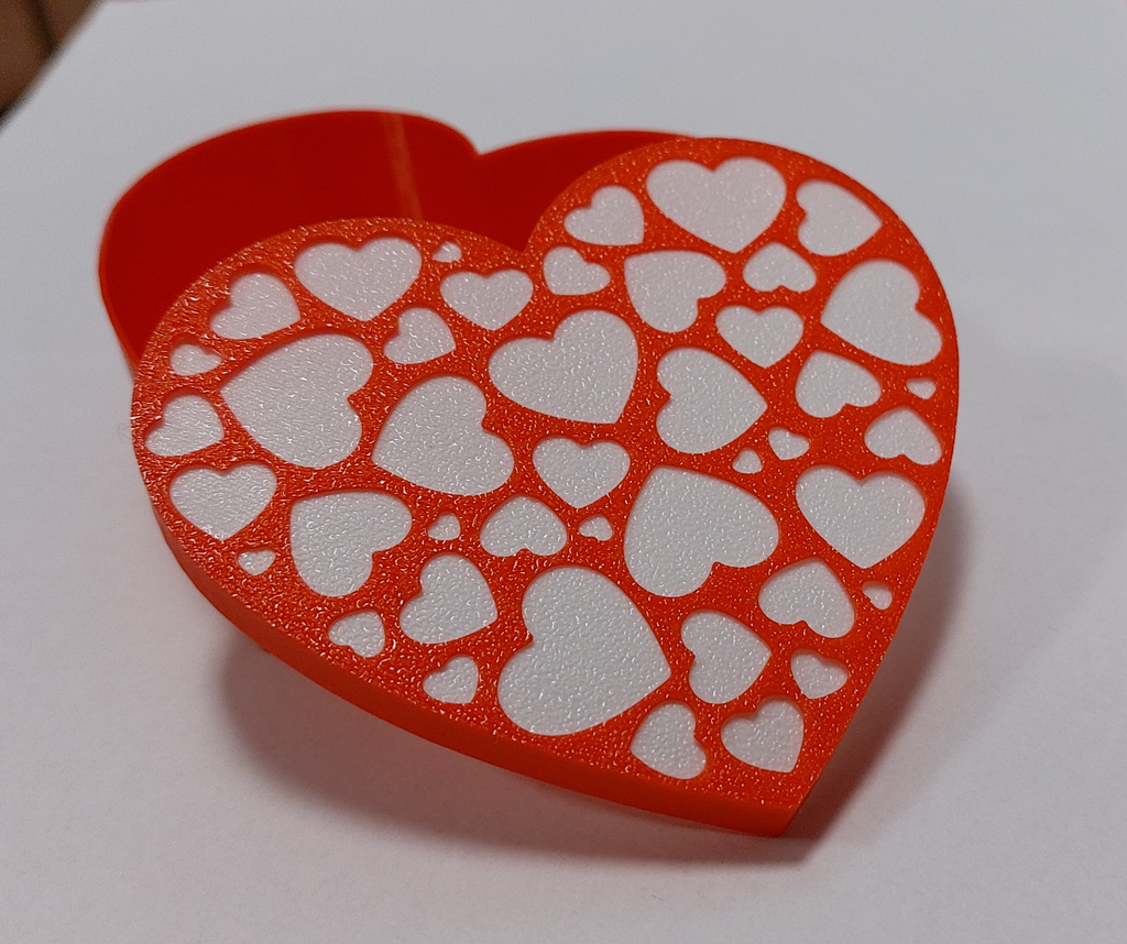 Heart-shaped gift box with lid