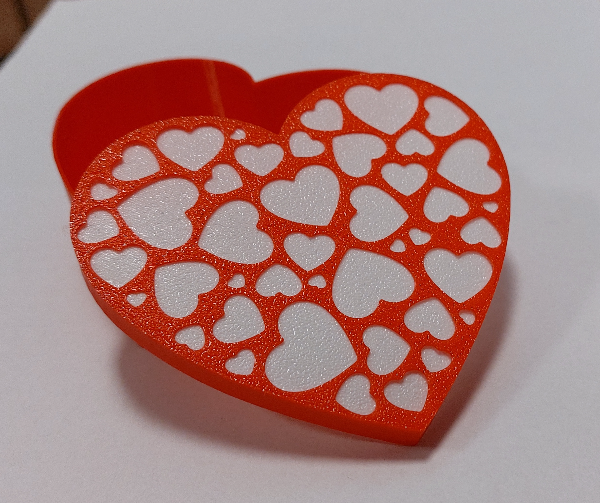 Heart-shaped gift box with lid