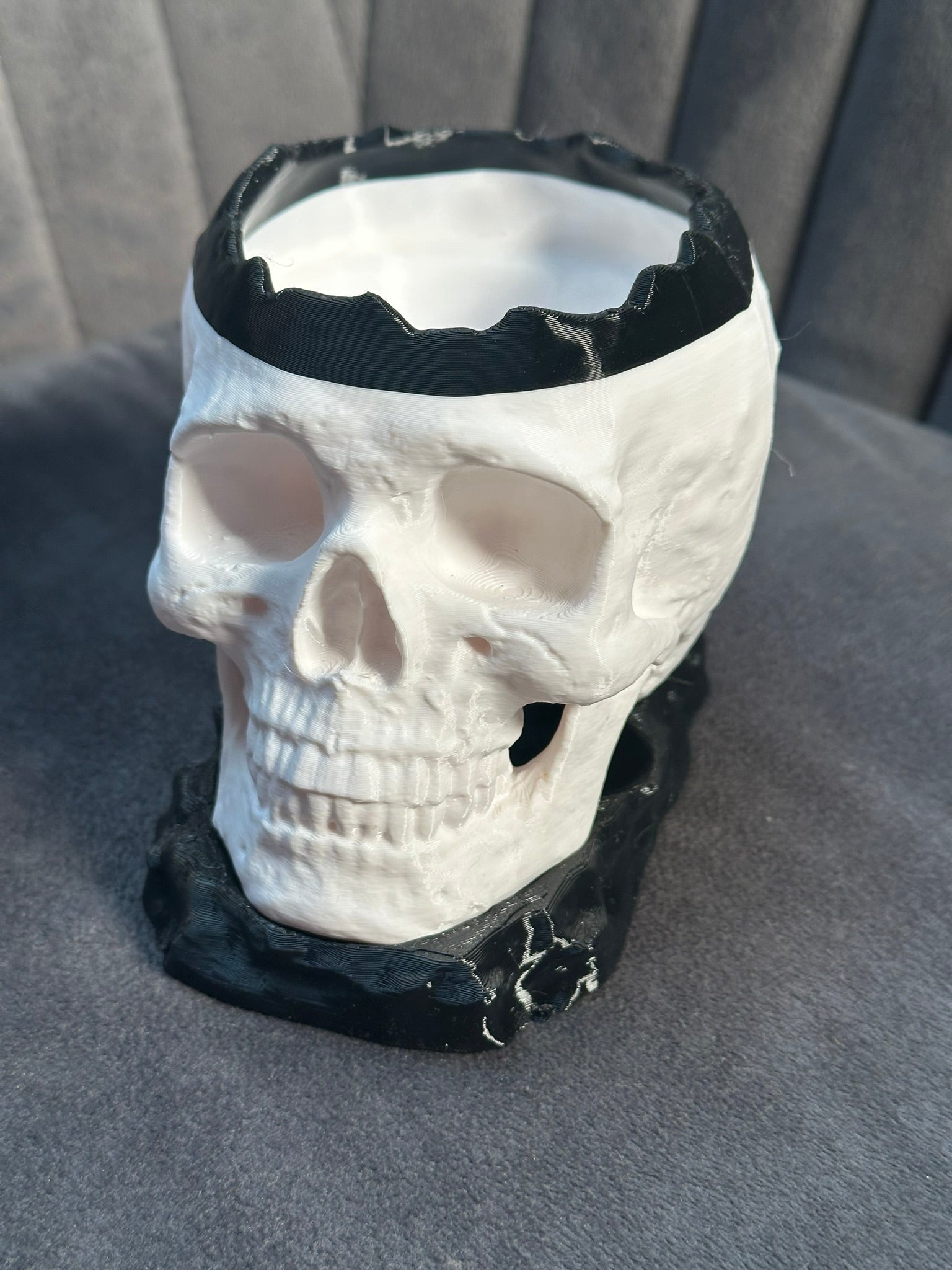 Kleiner Schädel topf mit Tropfschale, Skull Pot