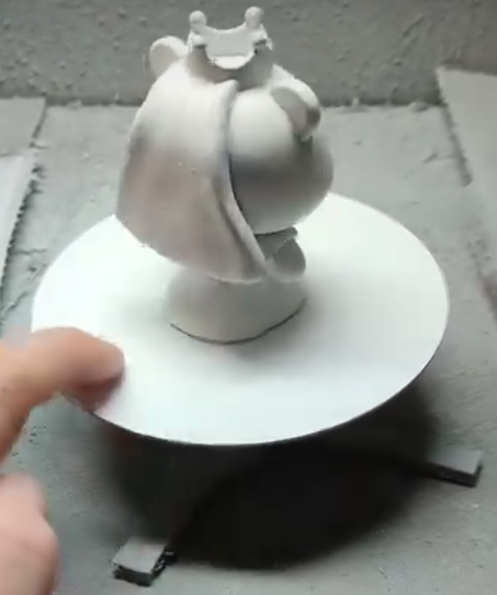 Rotating turntable for easier miniature painting
