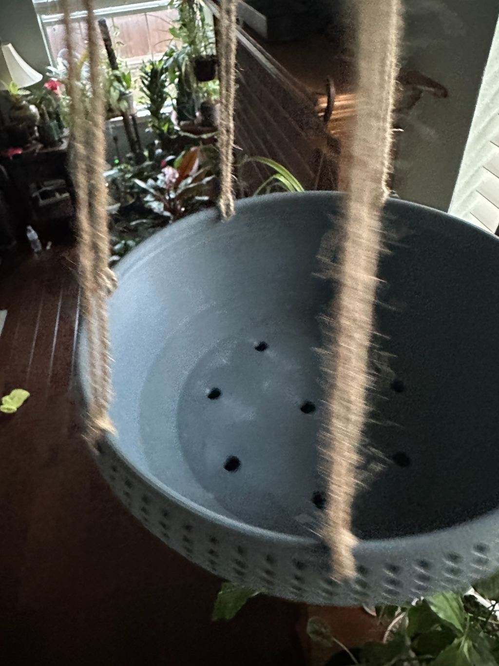 Hanging Planter with twist drip pan