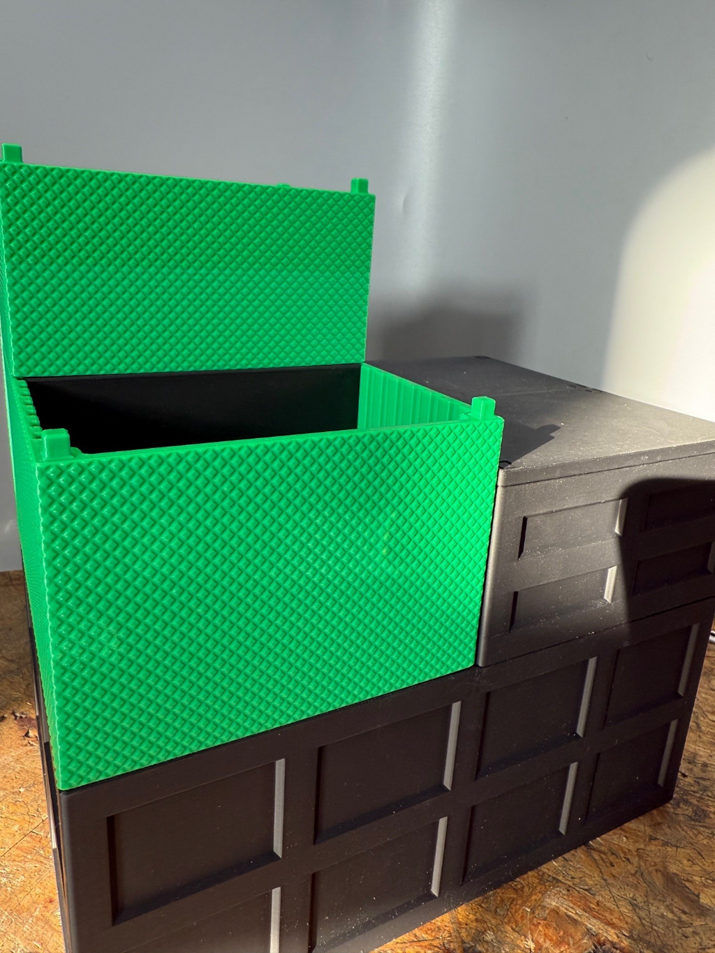mittlere stapelbare Box V2 mit Struktur
