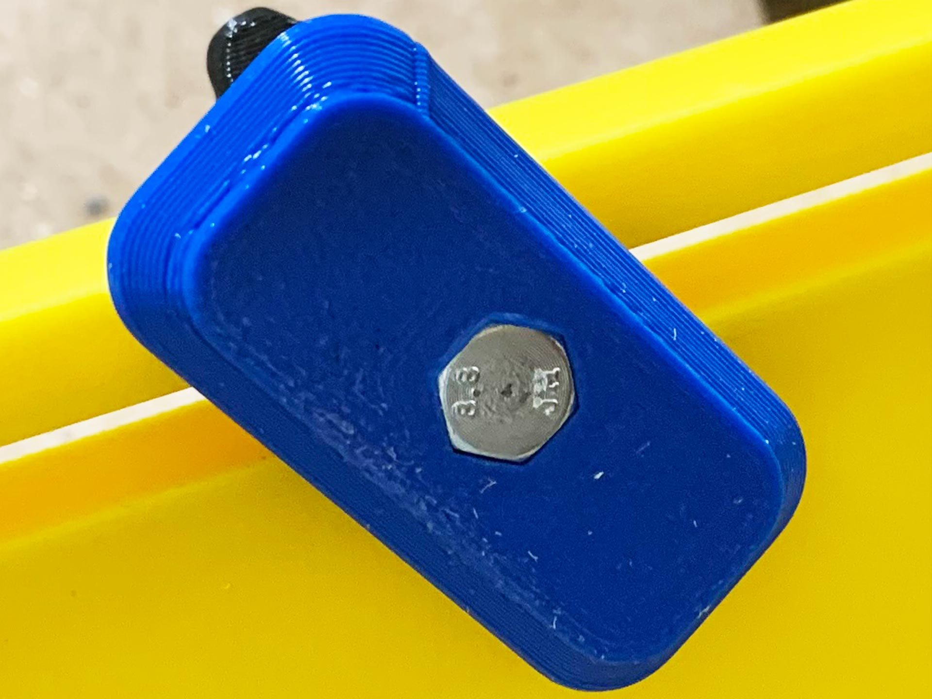 Featherboard for woodworking, no supports needed, with M5 & M6 options for knobs & track slides