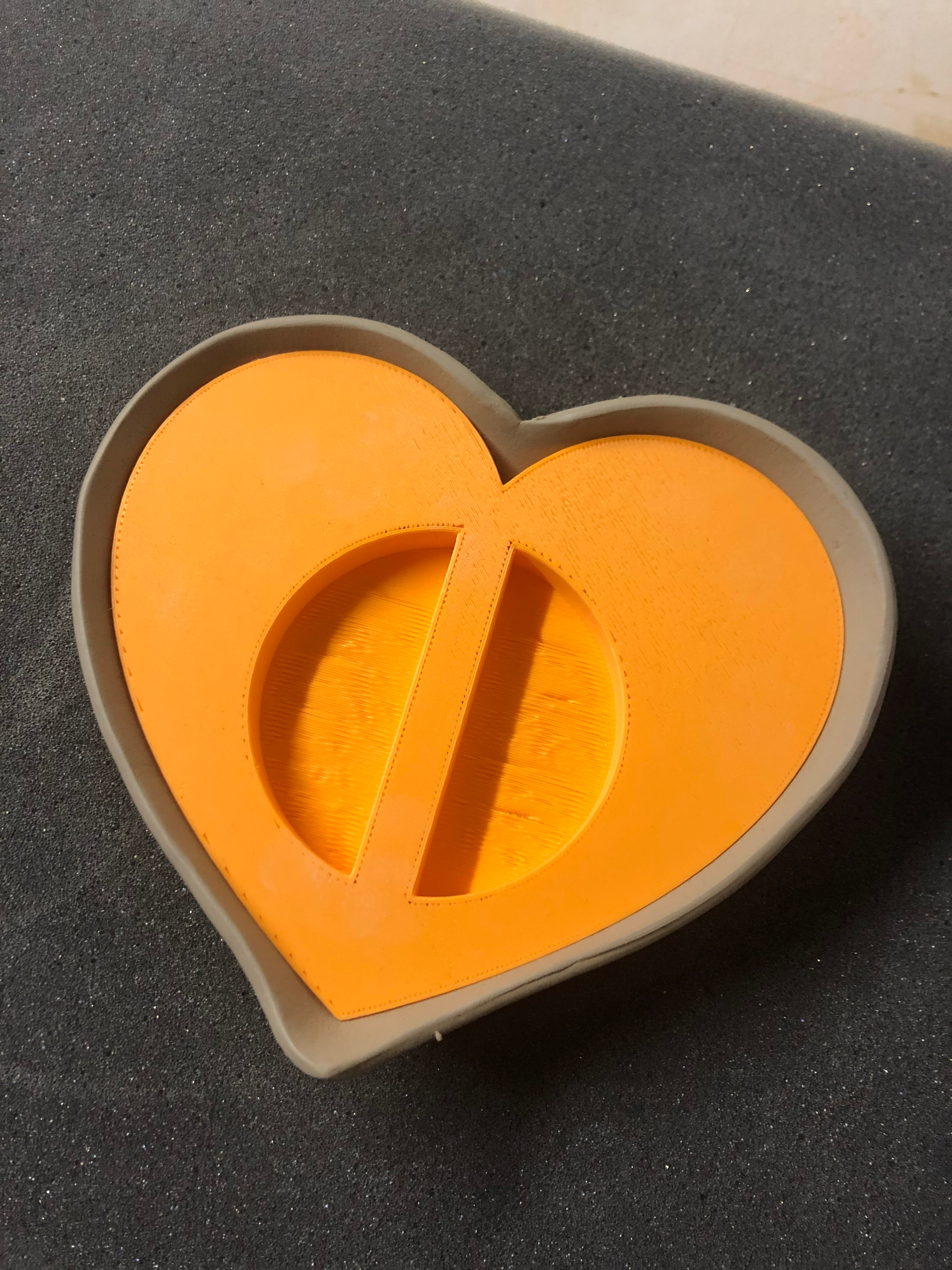 Cutter and mould for a heart-shaped clay plate