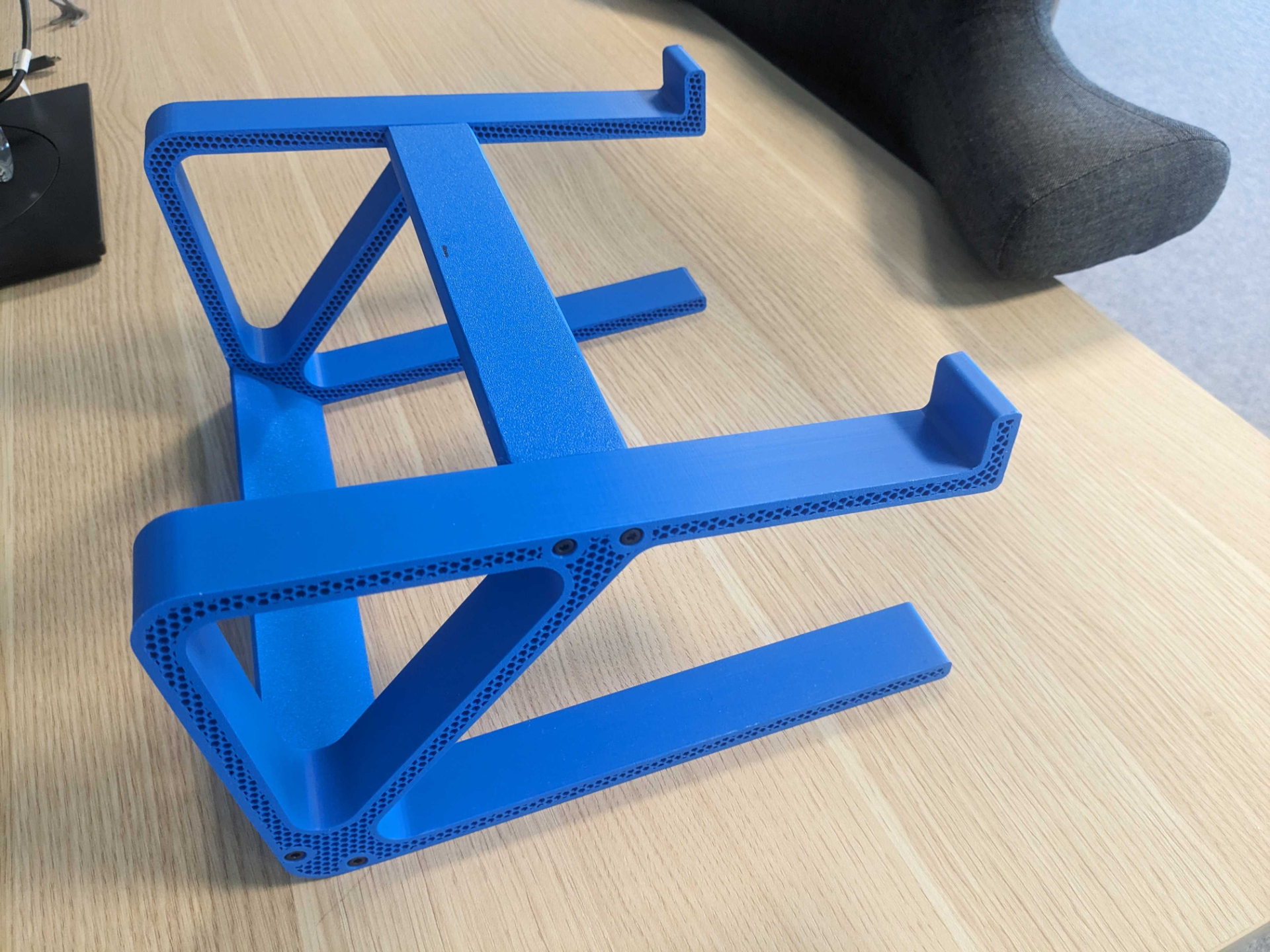 Raised laptop stand with space under
